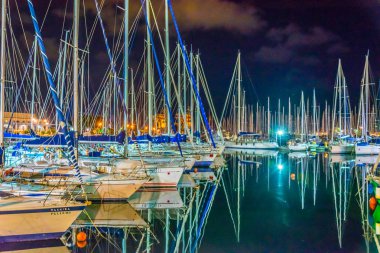 Marina Palerm içinde gece görünümü
