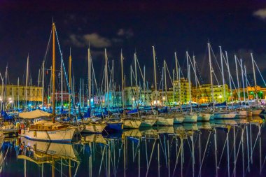 Marina Palerm içinde gece görünümü