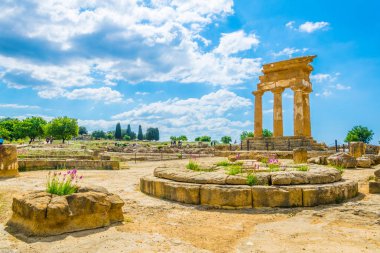 Castore Tapınağı ve tapınaklar Sicilya, Ital bölgesindeki Agrigento yakınlarında vadisinde Polluce görünümünü