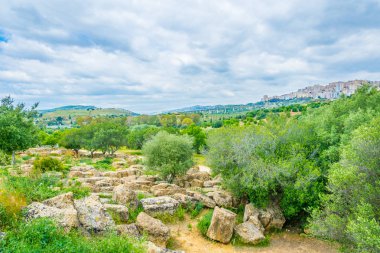 Sicilya, Ital bölgesindeki Agrigento yakınlarında tapınaklar vadisi Zeus Tapınağı kalıntıları görünümünü
