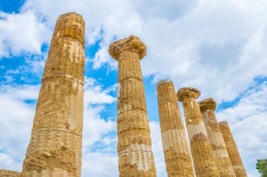 Sicilya, Ital bölgesindeki Agrigento yakınlarında tapınaklar vadisi Herkül Tapınağı kalıntıları görünümünü