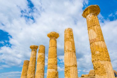 Sicilya, Ital bölgesindeki Agrigento yakınlarında tapınaklar vadisi Herkül Tapınağı kalıntıları görünümünü