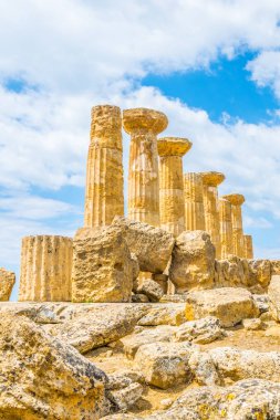 Sicilya, Ital bölgesindeki Agrigento yakınlarında tapınaklar vadisi Herkül Tapınağı kalıntıları görünümünü