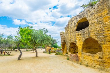 Sicilya, Ital bölgesindeki Agrigento yakınlarında tapınaklar vadisi kalıntıları görünümünü