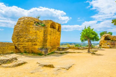 Sicilya, Ital bölgesindeki Agrigento yakınlarında tapınaklar vadisi kalıntıları görünümünü