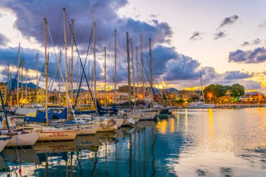 Marina Palerm içinde gece görünümü