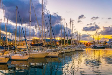 Marina Palerm içinde gece görünümü