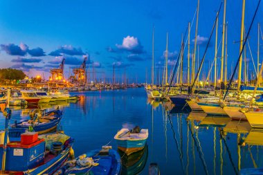 Marina Palerm içinde gece görünümü