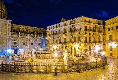 Palermo, Sicilya, Ital ışıklı pretoria Çeşme gece görünümü