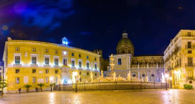 Palermo, Sicilya, Ital ışıklı pretoria Çeşme gece görünümü