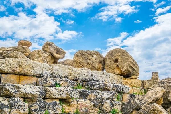 Sicilya, Ital bölgesindeki Agrigento yakınlarında tapınaklar vadisi Zeus Tapınağı kalıntıları görünümünü