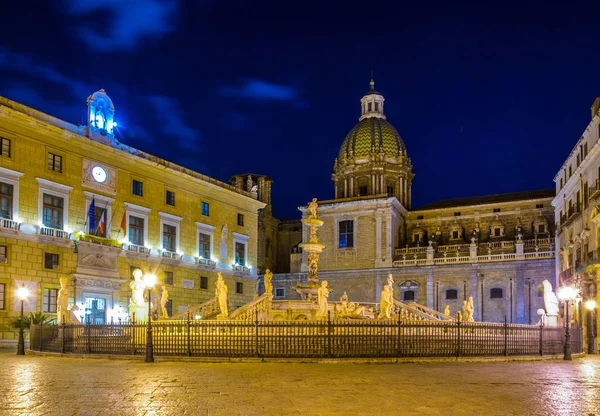 Vista Noturna Fonte Iluminada Pretória Palermo Sicília Ital — Fotografia de Stock