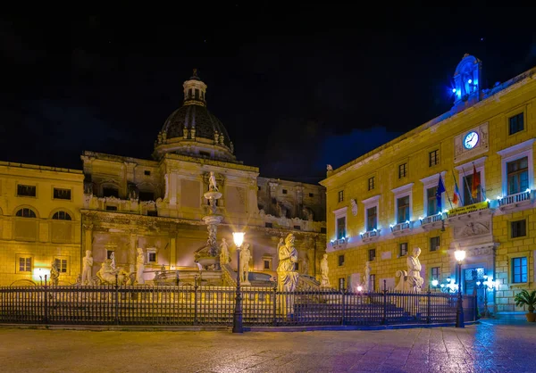 Nachtansicht Des Beleuchteten Pretoria Brunnens Palermo Sizilien Ital — Stockfoto