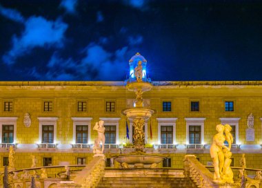 Palermo, Sicilya, Ital ışıklı pretoria Çeşme gece görünümü