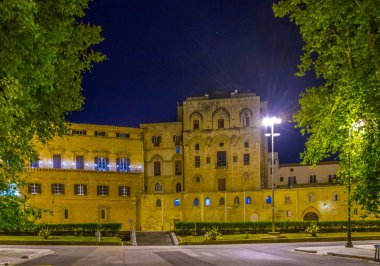 Palazzo dei Normanni Palermo, Sicilya, Ital içinde gece görünümü