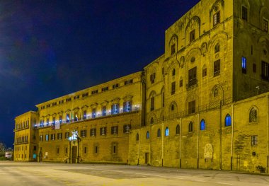 Palazzo dei Normanni Palermo, Sicilya, Ital içinde gece görünümü