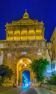 Palermo, Sicilya, Ital Porta Nuova gece görünümü