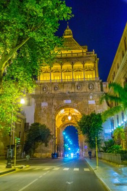 Palermo, Sicilya, Ital Porta Nuova gece görünümü