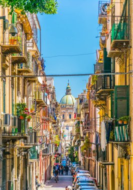 Palermo, Sicilya, Ital chiesa del carmine maggiore için önde gelen bir dar sokak görünümü