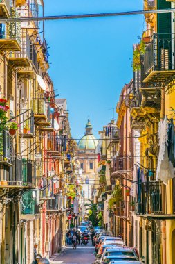 Palermo, Sicilya, Ital chiesa del carmine maggiore için önde gelen bir dar sokak görünümü