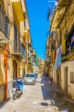 Palermo, Sicilya, Ital dar bir sokakta görünümünü