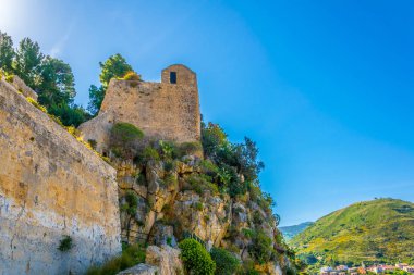 Cefalu, Sicilya, Ital La Rocca Dağı'nda yer alan bir kale kalıntıları