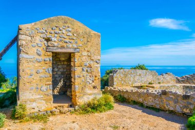 Cefalu, Sicilya, Ital La Rocca Dağı'nda yer alan bir kale kalıntıları