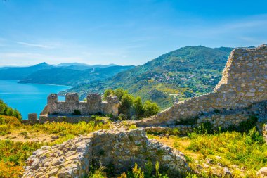 Cefalu, Sicilya, Ital La Rocca Dağı'nda yer alan bir kale kalıntıları