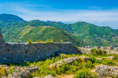 Cefalu, Sicilya, Ital La Rocca Dağı'nda yer alan bir kale kalıntıları