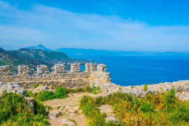 Cefalu, Sicilya, Ital La Rocca Dağı'nda yer alan bir kale kalıntıları