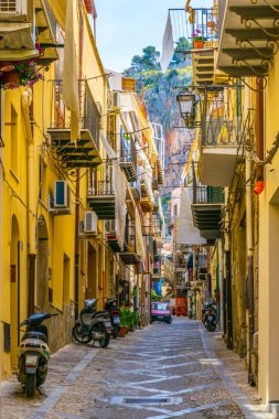 Cefalu, Sicilya, Ital dar bir sokakta görünümünü