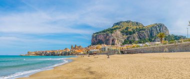 Bir plaj Sicilya City Cefalu, Ital görünümünü