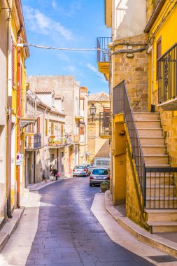 Enna, Sicilya, Ital dar bir sokakta görünümünü