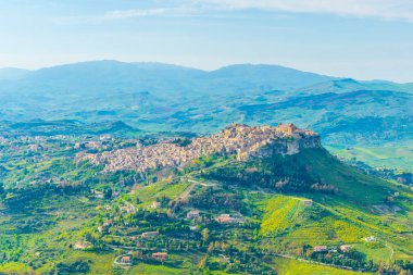 Görünüm Calascibetta Köyü Merkez Sicilya, İtalya