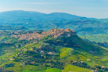 Görünüm Calascibetta Köyü Merkez Sicilya, İtalya