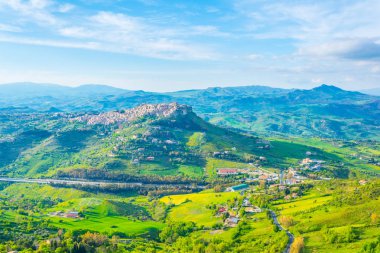 Görünüm Calascibetta Köyü Merkez Sicilya, İtalya