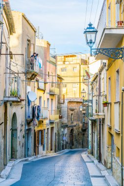 Enna, Sicilya, Ital dar bir sokakta görünümünü