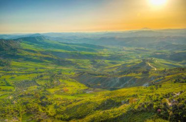 Enna merkezi Sicilya, Ital yakınındaki bir vadinin gün batımı görünümü