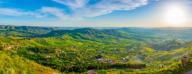 Enna merkezi Sicilya, Ital yakınındaki bir vadinin gün batımı görünümü