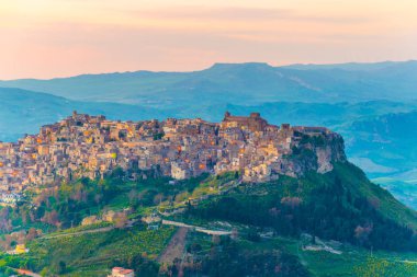 Calascibetta Köyü Merkez Sicilya, İtalya gün batımı görünümü