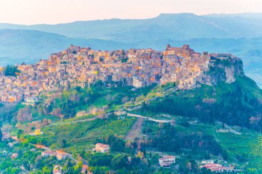 Calascibetta Köyü Merkez Sicilya, İtalya gün batımı görünümü