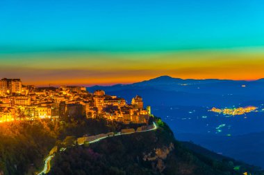 Sicilya, Ital Enna şehrin gece görünümü