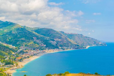 Sicilya city Taormina, Ital yakınındaki kıyı şeridi havadan görünümü