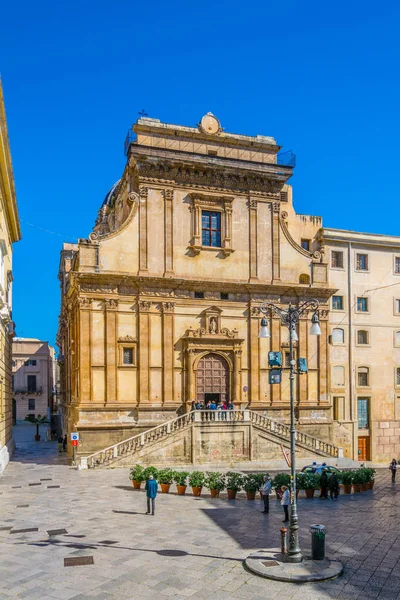 İnsanlar kilise santa caterina, Palermo, Sicilya, Ital önünde duruyor