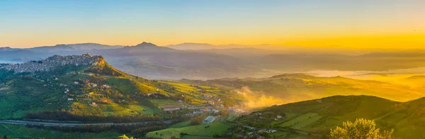 Вид Восхода Солнца Деревню Калашибец Центральной Сицилии Италия — стоковое фото