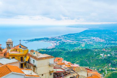 Sicilya city Taormina, Ital yakınındaki kıyı şeridi havadan görünümü