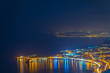 Sicilya city Taormina, Ital yakınındaki kıyı şeridi gün batımı görünümü