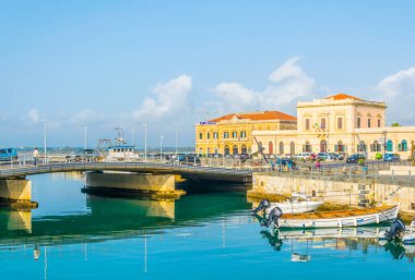 Eski kasaba Syracuse, Sicilya, Ital yanındaki tekne palamarla