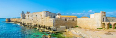 Syracuse, Sicilya, Ital castello maniace görünümünü