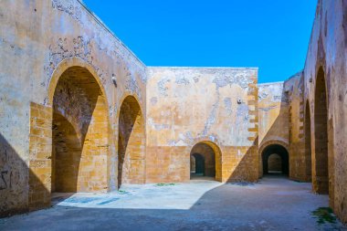 Bir kasa içinde Syracuse, Sicilya, Ital castello maniace görünümünü